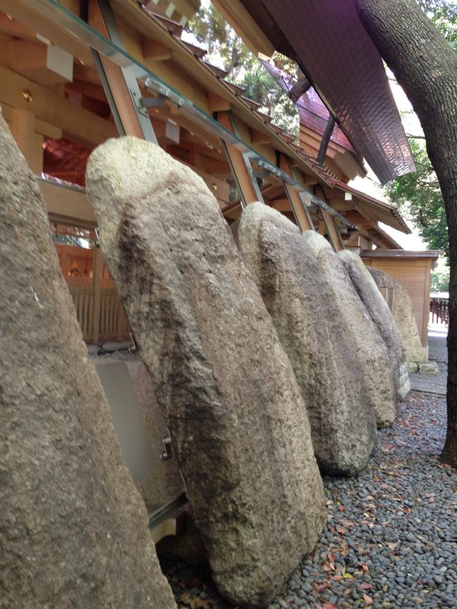 表紙の写真・熱田神宮の神楽殿横の大石。何でしょうか?名古屋市の南部、熱田台地に広がる緑豊か熱田の杜と呼ばれる熱田神宮。古くから熱田さんと呼ばれて、参拝者も650万人との事です。我が家は無宗教ですが、子供の七五三、受験、初詣などで訪れます。今回は応挙展の見学前に訪れました。今年は初詣は氏神様のみでしたし、少しお願いしたい事がありましたので、立ち寄りました都合の良い参拝ですが、久しぶりに清々しい気分になりました。熱田神宮。パンフレットより抜粋。日本武尊は尾張国、国造乎止与命(くにのみやつこおとよのみこと)の娘.宮簀媛命と出会い、妃にされました。しかし、日本武尊は伊吹山の賊を征伐に向かい伊勢の国で亡くなられた。宮簀媛命(みやすひめのみこと)は託された草薙神剣を熱田の地にお祀りされましたのが、今から1900前の出来事です。その後に、名古屋の繁華街・栄に向かいました。主な目的は、県芸美術館20年記念、第二弾の丸山応挙展の観覧です。しかし、必然的にオアシス21を通ります。其処では、名古屋似顔絵楽座・S1大賞なるイベントが行われていました。名古屋の静と動を感じた一日でした。
