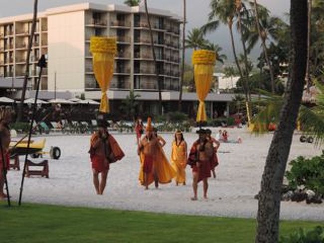 ☆簡易日程表☆<br />4月7日　　　　　　 羽田よりJALにてホノルルへ<br />4月7日〜4月9日　　オアフ島　トランプインターナショナルワイキキ泊<br />4月9日〜4月11日　 ハワイ島　キングカメハメハコナビーチホテル泊<br />4月11日〜4月14日 オアフ島　アラモアナホテル泊<br />4月14日〜4月15日 オアフ島　モアナ・サーフライダー泊<br />4月15日〜4月16日 ホノルルよりJALにて羽田へ<br /><br />＜３日目＞セブンイレブン（スパムむすび）<br />　　　　　シャトルでホノルル空港へ（ネイバーアイランドターミナル）<br />　　　　　ホノルル空港→コナ空港（ハワイアン航空）<br />　　　　　シャトルでキング・カメハメハ・コナ・ビーチ・ホテルへ<br />　　　　　ビッグアイランドグリル（ロコモコ）<br />　　　　　カメハメハビーチでシュノーケリング<br />　　　　　ルアウショー（キング・カメハメハ・コナ・ビーチ・ホテル）