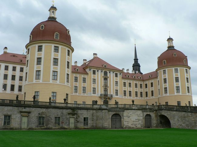 旦那様がどうしても見ておきたい!というので、ちょいと立ち寄ったのが「モーリッツブルク(Moritzburg)」<br />ここはドレスデンの北西15kmほどの小さな街、だそうです。<br />5都市目、というにはちょっと小さいのかな?まぁいいか。ということで、お城の周りをぐるりしてきました。