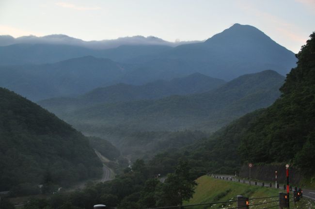 19日の夕方にウトロへ移動、翌日の羅臼岳登山に備える。ウトロの丘の上にある夕陽の温泉で汗を流して、ウトロの道の駅で車中泊。トイレの電源を拝借してパソコンを使い、ヤマレコにアップする。<br />20日、ウトロから地の果て温泉へ行き、木下小屋の前を通って羅臼岳に向う。