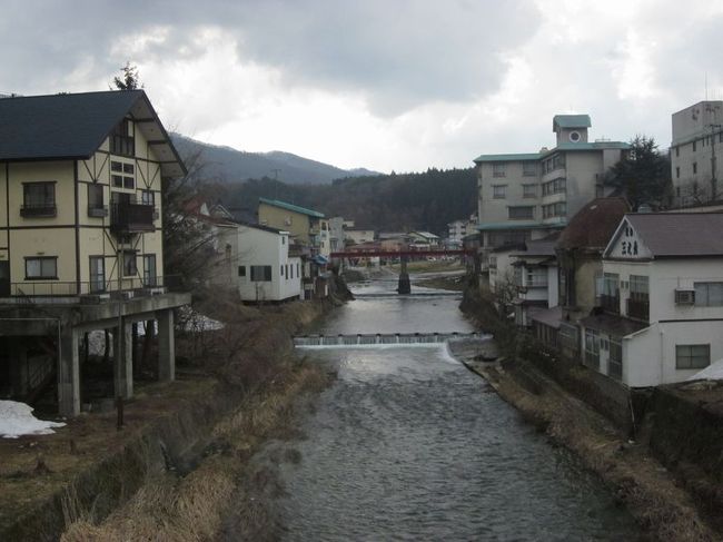 「出勤前に、ちょっと寄り道しよう!」シリーズ、<br /><br />第10回目は、山形県の「赤倉温泉“いづみ荘”」をご紹介します。<br /><br /><br />★「出勤前に、ちょっと寄り道」シリーズ<br /><br />大沢温泉自炊部（岩手）<br />http://4travel.jp/traveler/satorumo/album/10615716/<br />栗駒山の紅葉（宮城）<br />http://4travel.jp/traveler/satorumo/album/10617495/<br />奥松島・大高森(宮城)<br />http://4travel.jp/traveler/satorumo/album/10621864/<br />鉛温泉「藤三旅館」（岩手）<br />http://4travel.jp/traveler/satorumo/album/10654635/<br />東北楽天イーグルス「利府球場」(宮城)<br />http://4travel.jp/traveler/satorumo/album/10691271<br />三本木ひまわりまつり(宮城)<br />http://4travel.jp/traveler/satorumo/album/10706611<br />ＪＡＸＡ角田宇宙センター(宮城)<br />http://4travel.jp/traveler/satorumo/album/10730360<br />飯坂温泉「ほりえや旅館」(福島)<br />http://4travel.jp/traveler/satorumo/album/10731797<br />角田市スペースタワー・コスモハウス（宮城)<br />http://4travel.jp/traveler/satorumo/album/10732975<br />赤倉温泉「いづみ荘」(山形)<br />http://4travel.jp/traveler/satorumo/album/10768680/<br />堺田大分水嶺公園(山形)<br />http://4travel.jp/traveler/satorumo/album/10768684<br />竹駒神社＆金蛇水神社（宮城）<br />http://4travel.jp/traveler/satorumo/album/10787052<br />台ヶ森温泉郷「山野川旅館」(宮城)<br />http://4travel.jp/travelogue/10871513<br />三神峯公園(宮城)<br />http://4travel.jp/travelogue/10878098<br />サッポロビール仙台ビール園 名取本館(宮城)<br />http://4travel.jp/travelogue/10880594<br />定禅寺ストリートジャズフェスティバル in 仙台(宮城)<br />http://4travel.jp/travelogue/10976046<br />肘折温泉　「西本屋旅館」　(山形)<br />http://4travel.jp/travelogue/11009906<br />おおがわら桜まつり＆仙台東照宮＆東北福祉大鉄道交流ステーション（宮城）<br />http://4travel.jp/travelogue/11058306<br />野蒜海岸のハマヒルガオ（宮城）<br />http://4travel.jp/travelogue/11069305<br />伊豆沼・内沼はすまつり (宮城)<br />http://4travel.jp/travelogue/11082649<br />