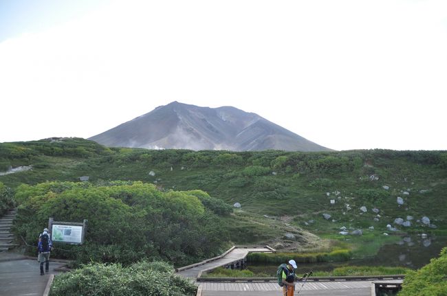 トムラウシを下山して、再び美瑛の道の駅で仮眠して8月31日、百名山最後の山として大雪山に挑む。始発のロープウェイに間に合うように出かける。天気は上々のようだ。<br /><br />