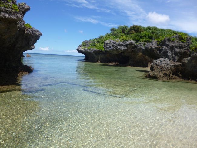 毎年恒例の夏休み沖縄旅行。今年は家族のスケジュールがなかなか合わず高校生の娘と二人で4泊５日。<br />今回は宜野湾に最近オープンした「ムーンオーシャン宜野湾ホテル＆デジデンス」に４泊しました。<br /><br />お天気にあまり恵まれず５日間中３日は雨天になってしまいましたが、それでも絶対行きたい２つのビーチで<br />遊ぶことができました！<br /><br />その私的にとっておきビーチの真栄田岬裏ビーチ。ホントは名前はないのかもしれませんが、真栄田岬の裏側にある<br />静かで美しい、透明度抜群、遠浅で安全な自然ビーチです。<br /><br /><br /><br />