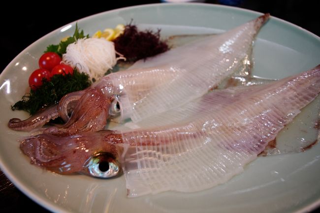 呼子のイカは、今回で5回目になるのですが、一番最初にこのお店で食べようと思っていましたが、いつも長い行列で、諦めていました。<br /><br />混み合う時間帯を避けて、すんなりと待たずに席に着けて良かったです。<br /><br />呼子大橋を渡って、丘の上にある「風の見える丘公園」へ行き、今夜のお宿、湯布院の保養所へと。<br />