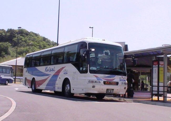 2013年4月、首都圏中央連絡道路の千葉県内区間が、ようやく開通した。開通区間は、東京湾アクアラインから延伸し、久留里地区、市原市高滝、鶴舞、長南町、茂原市と房総半島を縦貫し、東金で、千葉東金道路の延伸区間に瀬接続する。成田空港に近い横芝地区から、高速道路で、房総の中部をめぐってアクアラインに繋がり、川崎、東京、横浜に行けるので、かなり便利になった。<br /> 同時に、圏央道を通る高速バスも登場、成田空港-木更津間、茂原-東京間の高速バスが新規開業し、勝浦-東京と、茂原-羽田、横浜間のバスは、圏央道経由になりダイヤ改正された。<br /> 高速バスは、市原市鶴舞地区(鶴舞IC付近)にある、駐車場完備、コンビニ、案内所設置のバスターミナルを経由し、そこで相互の乗り換えや、牛久地区、大多喜地区に連絡している。<br /> 今回、新規開通区間を全区間走破する、成田空港発木更津行と、茂原発東京行を鶴舞バスターミナルで乗り継いで、千葉を高速バスで走破した。