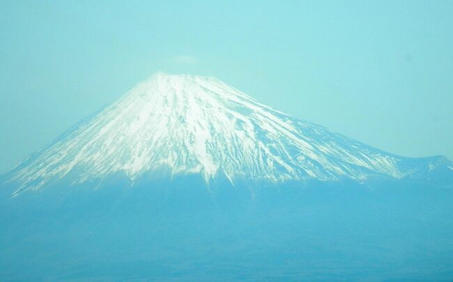 富士山を観るのは何年ぶりでしょうか？新幹線車窓からの富士山です。