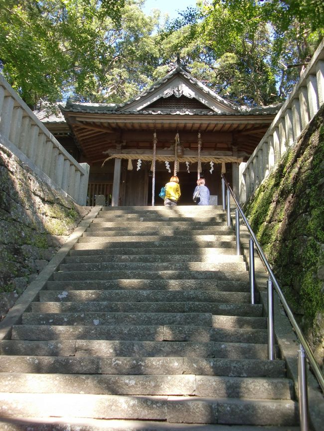 事任八幡宮（ことのまま はちまんぐう）は、静岡県掛川市に所在する遠江國の神社である。<br /><br /><br />該社、御祭祀は、<br /><br />己等乃麻知比売命（ことのまちひめのみこと）<br />誉田別命（ほんだわけのみこと）（應神帝）<br />息長足比売命（おきながたらしひめのみこと）（神功皇后）<br />玉依比売命（たまよりひめのみこと）<br /><br />の御４柱である。<br /><br /><br />社伝では、第１３代 成務帝（せいむ てんのう）（景行１４年（８４年）〜成務６０年（１９０年）６月１１日）在位中に創建との事であるが、基より、歴史科学的検証が困難な事から該根拠は極めて低い。<br /><br /><br />神階は、<br />嘉祥３年（８５０年） 従五位下<br />貞観２年（８６０年） 正五位上<br />に列している。<br /><br /><br />第５６代 清和帝（せいわ てんのう）（嘉祥３年（８５０年）５月１０日〜元慶４年（８８１年）１月７日）は、該帝皇子で皇族籍に残留せず臣籍降下する者に対し源氏姓を付与した。<br />後に、戦国時代以降、征夷大将軍宣下に際し源氏出自の血統主義に限定された事から、特に鎌倉期以降、自身の先祖をして源氏出身だと称する者が続出する現象が発生した。<br /><br /><br />清和源氏は八幡神を守護神として信仰していたが、全国各地に於ける争乱鎮定で該一族が現地に派遣の都度、出先社に対し該神を半ば牽強付会に勧請し既神に並存させた。<br /><br />康平５年（１０６２年）に、源 頼義（みなもとの よりよし）（永延２年（９８８年）〜永保２年（１０７５年）８月２７日）は、該社に山城國石清水八幡宮（いわしみず はちまんぐう）祭祀を勧請併柱とした事から、従来の事麻智社名使用に支障を来たす事態を招来させた。<br />即ち、武家の台頭は、同時に京都朝廷の権威低下と荘園制度崩壊の事態を起こした為に、それ迄に於ける有力庇護者の存在を喪失せしめた事で、該社自体の維持が困難になった。<br /><br />更に、源 頼朝（みなもとの よりとも）（久安３年（１１４７年）５月９日〜建久１０年（１１９９年）２月９日）が鎌倉に幕府を設置し征夷大将軍に任ぜられた事から八幡神は武家の守護神として全盛期を迎え、故に、多数の神社が廃滅を恐れ社名変更を余儀無くさせられたが、此れが祭祀主位逆転現象を発生せしめさせる次第となった。<br /><br />即ち、該社祭祀に於いて、誉田別尊、及び、息長足比売命は、元来は石清水八幡宮祭祀であり、該社に於ける本来の祭祀では無かったのであり、八幡神を勧請し、更に分霊に分霊を重ねた結果、今日全国各地に於ける八幡神社の末姿になった背景を有する。<br /><br /><br />戦国期に、遠江國から三河國に於ける一帯は、今川家、武田家、及び、徳川家に依る三巴の争奪地となった事から、該社保護者が消滅した事が遠因で荒廃の一途をたどる運命に在った。<br /><br />江戸期に徳川家に拠り再興されたが、当時は日坂八幡宮として衰潮の底辺に存在していた。<br /><br /><br />話は変わるが、江戸期の京都の公家の生活は、ドン底だった事は意外に知られていない。<br /><br />即ち、徳川幕府は禁中並公家諸法度（きんちゅうならびに くげしょはっと）を元和元年（１６１５年）９月９日に制定され、皇室皇族、及び、公家の生活が規律規制された。<br /><br />特に、公家の収益など極めて限定された摂関五家、及び、清華九家以外の公卿衆は最低生活すら困難な状況だった。<br /><br />生活の糧として現在も残る花札の作成などは、その公卿の手内職の最たる物であり、邸内に於いて１枚１枚手造りが可能な為に手っ取り早い収入源だった。<br /><br />然し、中には該例の如き手荒き連中も少なからず存在した。<br />１）或る年の大晦日の深更、酒屋の戸を叩く音がするので、当主が訝しげに思いつつ戸を開けると近所に住む老公家が、うらぶれた顔をして立っていた。<br />「我が家は見ての通り貧乏の極み借金まみれで、どうにもならぬ。もう、こうなったら自邸に火を放ち死んで先祖に詫びを入れるしか無い。幸いにして今晩吹いている風は御所は風上なので延焼の心配は無いが、お前の店は風下だから多分延焼する可能性が大なので、今の内に家財一式持って避難しろ。お前の家には普段から世話になっているので、着火前に、こうやって告げにきた」<br />と言う。<br />話を聞いた酒屋は青くなり火を放たれては適わない。<br />いったい早急に幾ら必要なのかを訊ねると<br />「そうさな、借金だけでは無く正月の飾り代や餅代も無い。５０両も必要か」<br />と事も無げに言うので、酒屋は慌てて近所の商屋衆を集め、急ぎ用立てられるのは２０両だけですがと言えば、<br />公家も納得して、<br />「此れでも無いよりマシかも知れない。卿は火を放つのは止めにしよう」<br />と言って帰宅した。<br />要は、本当に思い詰めたら何をやるか判らぬ連中で、江戸期の都の公家邸など平安期の寝殿造から見れば掘立小屋同然で、全焼しても何ら価値など有り得なかったからである。<br />２）その掘立小屋の前で、邸外を町人が歩きながら、<br />「公家なんてエラそーな事を言っているが内情は貧乏なんだぜ」<br />と言っていたら、公家当人に聞きとがめられ、<br />「おい、町人、今なんていうた」<br />「いえ、何も言っておりまへん」<br />「いや言うた、裏へ廻れ」<br />と言われるままに邸内裏手に廻ると、手桶と白鞘が置いてあり、<br />「お前たちを、今から無礼打ちにする」<br />と宣言したから当の町人たちは震え上がった。<br />「この通り、まろの家は貧乏だ。ところで、お前たちが胸の前に下げているのは何だ」<br />と当時の大きな財布入を差して聞くので、町人達も正直に財布ですと答えると、<br />「まろの家は此の通り貧乏だ。命が惜しけりゃ目の前の財布を置いていけば助けてやる」<br />と称し、震え上がる町人たちから、まんまと財布をせしめた。<br />３）公家当主が酷いものなら中間下僕も下僕で酷いもので、一例として文箱割りと称するものがあった。<br />即ち、都の繁華街で浮付いてボーッとした小金持ちそうな町人に見当をつけ、ワザとぶつかると同時に既に割れている文箱を落とす。<br />「何ぼっとして歩いてるだ。見ろ、お陰で文箱が真っ二つだ」<br />と因縁をつける。<br />ぶつけられた相手は割れた文箱に１６菊花が施された蒔絵の文箱を見て驚愕し恐れおののく表情を見た上で、<br />「此れは大変だ。邸に帰れば打ち首にされるかも知れない。ほとぼりが醒めるまで都から遁走しなければならない。ところで、お前が持っている財布の中身を全部出せ」<br />と言って財布の中身の有り金を全部巻上げる。<br /><br />それ故、京都の町人達は皇室や皇族に対しては崇敬畏敬の念を常に怠る事は無かったが、殆どの公家に対しては嫌悪の感情の目線で見て、可能な限り係り合いを持ちたくないと言うのが疑わざる都人の本音であった。<br />因みに、此れらは、現在なら刑法第２４９条恐喝罪や同法第２２３条強要罪に相当する犯罪である。<br /><br />４）大名に対して、公家は収入こそ無かったが、官位は正三位や従三位であり、一般大名が、せいぜい正四位か正五位止りだった事をから、公家の方が明らかに上位席次に在り、且つ、大名だとて、先祖は清和源氏だと桓武平氏だのと称しても、大多数は戦国期に一介から成り上った連中ばかりで、出自自体が怪しい者ばかりと言って過言ではなかった。<br />それ故、当時の宮中、公家の仕来り等々皆目知らぬ者ばかりだった。<br />或る日、参内が許された大名が宮廷内の儀礼など知る由も無く、長く続く廊下、次の間、等々、立ったまま入るのか、１座するのか、はたまた、添手は左右どちらかなど見当もつかぬ状態の中、建物内部の此処ぞと言う所に必ず公家が居る。<br />大名として恥をかく訳にはならず、さりとて、一寸考えながら最良と思える行動をし、正に一歩入った途端、待ってましたとばかり公家の一言が待っていた。<br />「此処では、かくの如く振舞うのが古来よりの仕来りでございます」<br />そして忘れずに一言、<br />「まろは、○○小路の何某でごじゃる」<br />その日の夕刻までに某公卿邸に対し大名から貢物が山と贈られたであろう事は何ら説明を要しない。<br /><br />公家邸内は特権として監督する京都所司代も立入れぬ、一種、治外法権下に在った事を逆手にとり、岩倉家など、博徒達に邸内の場所を提供する事で捕縛される事も無く、彼らの上前を取り生活していた。<br /><br />吉田家は、江戸期を通じ相撲興行取仕切り、及び、神社神位供与に依り生計を立てていた。<br />然し、相撲興行取仕切りとは申せ、実態は名ばかりで、遠く関東江戸相撲は勿論、大坂相撲支配権も無く京相撲に限定されていた。<br />他方、神位供与は全国神社から申請が後も絶たず、申請受理の都度、神位配位したが、当時資料比較検討をした形跡が曖昧で、吉田家独自に拠る私事重視が多く、公的裏付精査は皆無に等しかった。<br />事実、吉田家の実態を把握していたのは畿内社だけで、地方社、神職など価値在る存在だと疑わず信じていた事が現在に至る混沌の根源となった事は否定出来ない。<br /><br /><br />宝永６年（１７０９年）ドイツ人医師 エンゲルベルト・ケムペル（Ｅｎｇｅｌｂｅｒｔ ＫＡＭＰＦＥＲ）（１６５１年（慶安４年）９月１６日〜１７１６年（正徳６年）１１月２日）は、鎖国時代たる江戸中期にオランダ人を自称して長崎出島に渡来した人物である。<br /><br />ケムペルは、オランダ出島館長に随行して江戸を訪問した際の記録が今日残存しているが、該社記述では、ケムペル日記に該社に関する記述が存在するとされているが、横浜臨海公園は、原典、及び、日本語訳双方を精査したが、該社に関する記述を発見する事が出来なかった。<br /><br />該記述で見出されたのは、<br />日坂のあたりの童共は我々に対し無礼非礼の言行動の限りを尽くした。<br />親の教育や躾が施されていない様子が伺えた。<br />との記述だけである。<br /><br /><br />遠江國に於いて、明治５年（１８７２年）７月１日に該社は、小國社、山住社、見附総社、見附天神、五社明神社と共に縣社列格社に指定された。<br />それと同時に、前年に國幣中社に列格された角避彦神社は比例該当社無しとして指定解除された。<br /><br />然るに、該社が神祇省に申請した元社号たる専任八幡の名称復帰使用に関して、該省審議の結果却下された。<br />却下された理由として、該社は南北朝期に親北朝方で、且つ、足利将軍家とも昵懇関係を構築していた事が、評価としてマイナスに作用した事は否定し得ないと推定される。<br /><br /><br />大東亜戦争終了後、我が国に占領政策の為に進駐して来た聯合国軍最高司令官総司令部は、昭和２０年（１９４５年）１２月１５日に「国家神道、神社神道ニ対スル政府ノ保証、支援、保全、監督及弘布ノ廃止ニ関スル件」と言ふ指令を発した。<br />即ち、神社の国家管理制を禁止する神道指令である。<br />該指令に基き、翌昭和２１年（１９４６年）２月２日附で内務省神祇院、等々の神社に関する公的機関の存在が禁止廃止された為に、全国の神社包括民間組織として、翌同年同月３日附で、東京に神社本庁が設立され、該県に静岡縣神社庁が設置された。<br /><br />該社は、日坂八幡宮を元社号たる事任八幡宮に改称すべく神社本庁に申請したが、同時に遠江國一之宮を自称する様になった。<br /><br />然るに、上部機関たる神社本庁の使用許可も得ず、一方的に社号改称や、一之宮自称を強行した事は、神社本庁、静岡県内他神社の心証を害し強烈なる反発を招来させ、当然の結果ながら元社号改称許可が出る筈も無かった。<br /><br />結局、元社号使用が認定されたのは、平成１１年（１９９９年）になってからである。<br /><br />該社は現在も遠江國一之宮と称している。<br />然るに、同じ遠江國一之宮小國神社に焼失を免れ現存する鎌倉期以降の文書２０数点に一之宮たる記述が見られるのに対し、該社に就いては、室町期を含め４点であり、全て京都吉田神道家作成文書しか存在しない。<br /><br />明治期以降、内務省神社局に拠り統括管理された時代に作成された内部文書を閲覧する限り、遠江國に於いて該社が一之宮扱いをされた形跡は絶無である。<br />また、東京大学史料編纂所、國學院大學日本文化研究所、等々の共同作業に拠り、昭和５４年（１９７９年）３月１日に東京弘文堂書店から公刊された國史大辞典（こくしだいじてん）第１巻に於ける一宮の項目に於いても、該社に関する記述は存在しない。<br /><br />要するに、終戦直後に社寺関係を掌る内務省神祇院管理から離れ、勝手に一之宮を自称する神社が続出した事が原因であり、該社は、本来の一之宮神社では無い事を肝に銘じるべきである。<br /><br /><br />表紙写真は 事任八幡宮拝殿（ことのままはちまんぐう はいでん）<br /><br /><br /><br /><br />掛川市八坂６４２<br />?： ０５３７−２７−１６９０<br />東海道本線掛川駅北口 掛川バスサービス東山線八幡宮入口停留所降車 徒歩２分<br />http://www.geocities.jp/kotonomachihime/