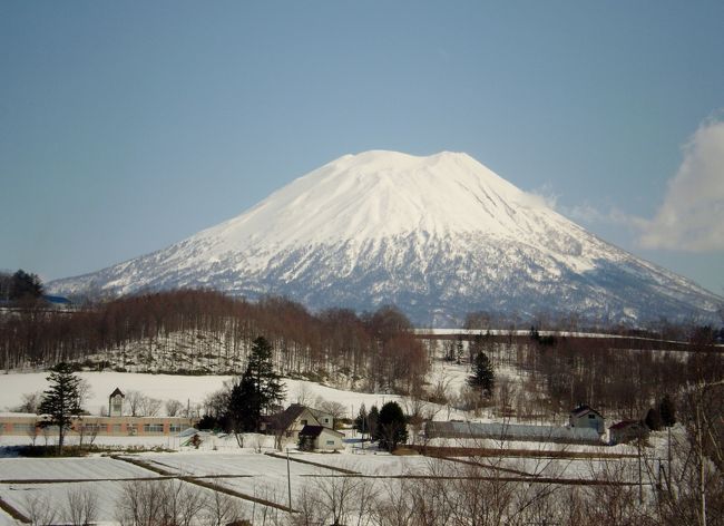 わたくし、道産子です。<br />進学で地元を離れて以来、ますます北海道が好きになり、実家に帰るのが楽しみとなっています。<br /><br />このGWも帰省し、今回父の古希のお祝いとして、珍しく両親のために宿賃を出して、温泉宿ステイをプレゼント。<br />雨が降るんじゃないの？？と思っていたら、本当に帰りの日は降りました。それもみぞれ、ボタン雪までも！<br /><br />今年の雪はドカ雪が何度も降って、積雪量がものすごいことに。そのせいもあって、4月末というのに、雪が残っているほどで、例年以上に寒い寒い。<br /><br />道産子として、北海道自慢をするならば、第一に温泉を挙げます！<br />全国１位の温泉の数で、250種ほど。ぶっちぎりです。<br />そして、すぐそこという近距離でも、違う泉質のお湯が出るなど、本当に豊かです。<br />地方自治体が運営する温泉場ともなると、500円ほどで入浴できます。<br />本州にはなかなかない、源泉かけ流しをぜひ味わってほしい。<br /><br />今回は、源泉かけ流しにこだわる父のために、大好きなニセコ１泊家族旅行に出かけました。<br /><br />※備考※<br />この写真は2009年4月のものです。<br />天候がよくなくて、自慢の羊蹄山を紹介できず、やむなく掲載。<br />