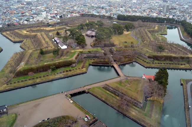 本編は２日目　朝市、市街地ぶらぶら、五稜郭　編。<br /><br />２日目の朝食は、新鮮な魚介類を食べようと朝市まで行った。<br />果たして・・・<br />その後、バス・市電１日乗車券を使い昨日に続いて市街地をぶらぶら歩いた。<br />最後に五稜郭に行き、タワーにも登り２日目最後の函館を楽しんだ。<br /><br /><br />はるばるきたぜ 函館へ♪<br />さかまく波を のりこえて♪<br /><br />北島三郎の「函館の女」を口ずさみながら、青函連絡船に乗って函館港に着いたのは３３年前の６月。<br />上野から夜行列車に乗って、一日掛けて函館に、本当に「はるばるきたぜ」を実感した。<br />当時は、東京から１６日間国鉄急行・普通列車乗り放題の北海道均一周遊券が有った。<br />まだ学生だった自分は、均一周遊券をいっぱいいっぱい使って北海道を回った。<br />函館は、初めて訪れた北海道の玄関口だった。<br /><br />今回は、羽田から１時間２０分、あっと言う間の函館だった。<br />３３年前と同じく一人旅で、１泊２日と短い滞在であったが函館市内・近郊を口コミ情報などを使い、ぶらぶらと気の向くままに歩いた。<br /><br />３３年前の函館の印象はモノトーンだったが、今回の函館はカラフルな函館になっていた。<br /><br /><br />日程<br />４月２３日　①　大沼公園、ミズバショウ群生地、日暮山展望台<br />　　　　　　　　　トラピスチヌ修道院(一日目前半）<br />　　　　　　　②　青函連絡船記念館、市街地ぶらぶら<br />　　　　　　　　　函館山夜景、湯の川温泉泊(一日目後半）<br />①　http://4travel.jp/traveler/stakeshima/album/10768853/<br />②　http://4travel.jp/traveler/stakeshima/album/10769889<br /><br />４月２４日　③　朝市、市街地ぶらぶら、五稜郭(二日目）<br />③　http://4travel.jp/traveler/stakeshima/album/10770410