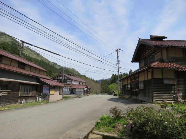 山中温泉を楽しんだ後は、まず狙っては来ないであろう加賀東谷に寄せてもらいました。本当は加賀東谷でも奥地に当たる、大土ないし杉水を狙っていたが、さすがに遠くて途中で断念して、山間から山中温泉方面に戻っていった形でドライブしていきました。この地味なドライブに付き合ってくれる妻に、毎度の事ながら感謝です。あとお利口に待ってくれた？我が子にも、帰りに滑り台のプレゼント♪<br /><br />今までのむかし町をあるくシリーズで最も地味に映り、かつ渋すぎるであろう加賀東谷編をどうぞ。