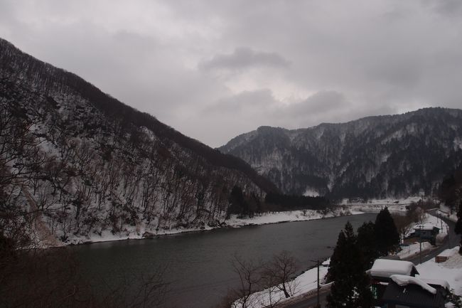 以前どこかで見た冬の山寺からの風景が見たくて、山形に行って来ました。<br />山形について詳しく知らなかったのですが、魅力的な場所が多かったです。<br />最終日はちょこっと宮城蔵王の方に寄って来ました。<br /><br />2日目は、昨夜ライトアップの樹氷を見たので、昼間の樹氷を見たいと思います。樹氷でお腹いっぱいになったところで、最上川の舟下りに行く完璧なスケジュールです。