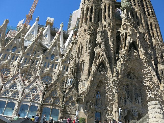 (写真はサグラダ・ファミリア)<br /><br />リスボンからバルセロナへ (E:ユーロ=約\130)<br />今回はLCCのブエリング航空を利用。ほかにEasy Jetが飛んでいる。 さすがに安い。 1.5時間で到着。 チェックインもスムーズで特に問題はなかった。朝、空港へは昨日からの24時間メトロチケットが有効なのでそれを利用。 バルセロナ空港からはAー1線バスでEspana広場(5.9E)へ、そこでメトロに乗換えLes Corts(L3線,2E)。そこからホテルへは歩いて3分ほど。<br /><br />スペインはかつて3ケ月ほど住んでいたことがある。 今流行りの夏季留学というやつだ。 旅は言葉がわからないと面白くないので、当時は飛込みで大学を尋ねたのだ。 グラナダ大学のそれは地中海沿岸のAlmeriaという町で行なわれ、語学と歴史を学んだ。まだフランコが生きていた時代で、反体制を唱え、ビラ貼りをしていた学生が銃殺されるという時代だった。 当時はモロッコからアルジェ、チュニジア方面に抜けることができた。<br />(http://4travel.jp/travelogue/10178860)<br /><br />街を歩けばやはりどこか懐かしい。 しかもレイバーデイの影響からかここバルセロナはヨーロッパ中の旅行者の1割ほどが集まったような賑やかさだ。 街も新しさと伝統とが入り混じり文句なしに面白い。 久しぶりのワクワク感だ。 ヴィノもセルベッサもサングリアもパエリャも・・・何もかもが瞬時にはるか昔を思い出させてくれる。 スペインという国はイスラムの香りがするのが他のヨーロッパにはない魅力だ。 またヨーロッパの中では物価が安いせいか、いろんな国からいろんな人間が集まってくる。 特に旧宗主国、また言葉の関係で中南米からの観光客も目立つ。<br /><br />★ガイドブックに関して一言<br /> <br />海外を歩いていると「**の歩き方」を片手にあるいている方のが多い。 たしかにすぐれたガイドブックだと思うし、わたしも時々利用している。 しかし最近は全員が同じこの本を持って歩いているのが気になる。 そもそも人間には多様性が必要でしょう。 みんながいろんな生き方をすることによって、環境の変化に対応できるのです。 つまり存続するものと滅びる者とがいて淘汰されていく。 だれが生き残るかわからないから、いろんな生き方が必要なのですよ。 なかにはこの本の内容をそのままコピーして自身の旅行記を書き上げているようなツワ者もいるからビックリだ。 重要なのは己自身の生き方であって、それが投影されていない写真や文章などなんの意味もないと思いますが・・・。 掲載すべきは己が今まで実践してきた生き方、感性を反映させる写真であり、文章なのです。<br /><br />もともと、観光地に着いたらそこのツーリストインフォメイションに寄り、地図や資料をもらい、必要な説明を求め、観光するのが基本です。 安易にアンチョコに頼るから、皆同じコースをゾロゾロ歩き、同じものを見て、同じ感想で終わることになる。<br /><br />・青い海青い空から夏が来る <デルソル><br /><br />・杖の音一歩老人の前を行く <ダリ><br />