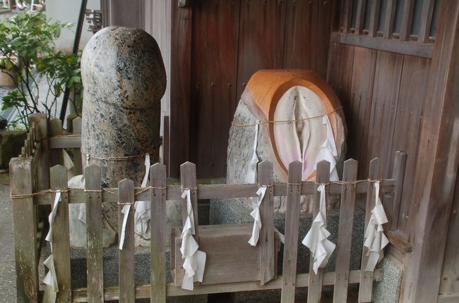 白浜美術館の隣にある歓喜神社に足を運んでみました。ここには、夫婦円満や子宝安産、縁結びに効果があるとして、男性性器と女性性器がお祀りされています。<br /><br />なお、このアルバムは、ガンまる日記：南紀白浜紀行（３）[http://marumi.tea-nifty.com/gammaru/2013/05/post-01eb.html]とリンクしています。詳細については、そちらをご覧くだされば幸いです。