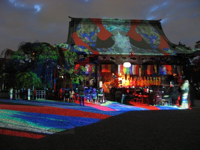 文京区にある護国寺で、5月1日（水）〜6日（月・祝）の6日間にわたり、『チベットフェスティバル トウキョウ』が開催されています。<br />その一環で午後7時〜午後10時まで100万枚に及ぶデジタル・アート映像を組み合わせた「光の曼荼羅（デジタル掛け軸）」を建物に投影するイベントが行われています。4日は日没から日の出まで“オールナイト”で実施するそうです。時間の経過で少しづつ変化していくため、同じ映像は二度と見られないとのこと。映像が毎回違うため2時間位見ていました。