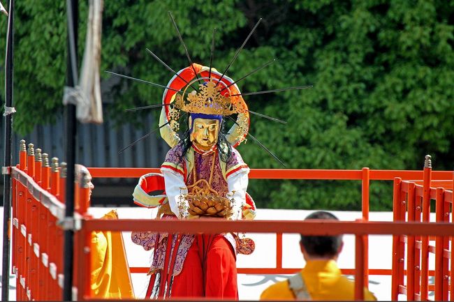 大阪市　平野区大念仏寺の万部おねりです。２時くらいからおねりがはじまりますが、良い場所をとるなら１時には行かないとだめでしょう。できれば本堂の中からがベスト。写真は外から５００ｍｍで狙っています。<br />これで流れが全て分かる動画（20分）　http://youtu.be/-631aFKfRw8<br />大念仏寺について<br />１１２７年、聖徳太子信仰の厚かった良忍上人が四天王寺に立ち寄った際、太子から夢のお告げを受け、鳥羽上皇の勅願により平野に根本道場として創建したのが始まり。平安末期以降広まった念仏信仰の先駆けとなり、国産念仏門の最初の宗派で日本最初の念仏道場といわれる。その後、火災などで荒廃するが、元禄期（１７００年頃）に本山として体裁が整い、現在に至る。融通念仏宗の総本山。<br />万部おねり<br />５月１日〜５月５日<br />阿弥陀経を一万部読み上げ、極楽浄土をこの世に再現し菩薩供養の儀式が繰り広げられる。二十五菩薩と僧侶、稚児らが練り歩く様子を一目見ようと訪れる人で境内が埋め尽くされる。大念仏寺最大の行事。アクセスなどは下記サイト参考<br />http://www.dainenbutsuji.com/oneri/