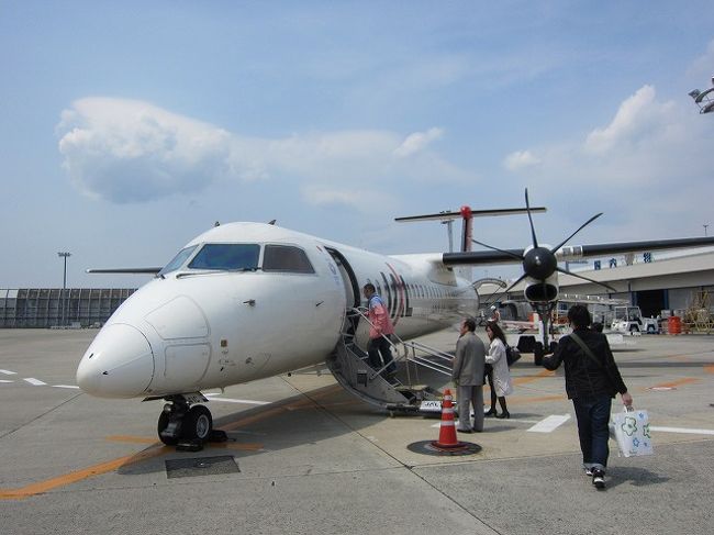 2013/05/03 GW帰省　完了しました。<br />実家から鹿児島の部屋までの帰宅模様を&lt;(_ _)&gt;<br />アサメシを食って　８時に帰宅開始。千歳空港までリムジンバスの予定。<br />近所のバス停の時刻表をみると　５分ほどでバスが。予定変更！<br />ＪＲ北広島駅に移動し　そこから千歳空港へエアポートライナーに。<br />千歳空港到着後は　荷物検査を抜け　ＪＬラウンジへ。<br />拡張したというので早速チェック。　しかし　そこは・・・・・・<br />なんとも落ち着かない雰囲気。結局　従来のラウンジ（入って左）を利用<br />サッポロ・クラシックで　帰省中の禁酒生活から解放されました。<br />やがて搭乗　伊丹までは順調なフライト。５分だけ遅延でした。<br />ここで鹿児島行に乗り継ぎ。　でも　伊丹ラウンジもチェック<br />そしてＢｅｅｒを１敗。　一服(-。-)y-゜゜゜<br />ボーディング・ゲートを抜け　階段を降り　初体験の小型機。<br />エンジン音をたてながら離陸。思ったより快適にフライト開始！<br />でも　さすがに狭い。　モニタもイヤホンも無い((+_+))<br />まぁ　１時間ちょっとだからＯＫ。鹿児島へのアプローチ<br />風が強かったせいか　小型機だからか　それなりに揺れますね。<br />鹿児島空港に着陸し　タラップを降り　空港ビルへ。<br />歩いてボーディング・ブリッジに登って　そして下る。<br />どうにかならない？？　そして　やっと帰宅。<br />ドア・ドアで８時間でした。<br />　<br />さて　今回のフライトで　ちょっと面白いことが。<br />千歳ー伊丹はクラスＪを利用　最前列の席でした。<br />ちょっと酔っぱらったオヤジ　機体前方のトイレへ。<br />でも　あまり利用しないのか　ドアを閉めて鍵をかければ<br />ライトは点灯するのに　どうも理解してない模様。<br />ドア付近をあちこち見て　そしてトイレへ。<br />しかし　トイレ使用中サインが点灯しません。<br />やがて　ズボンをびちゃびちゃにしたオッサンが戻ってきました。<br />そして　ＣＡの足元に水が流れてきました。<br />気づいたＣＡがトイレをチェックして　そこから一変。<br />鬼の形相でトイレの清掃を開始して　床掃除。<br />どうもオッサン　トイレの蓋をあけずに用をたしたらしく・・・・<br />ドリンクサービスから戻った　ＣＡ同僚も加わり掃除してましたが<br />トイレから出てくるたび　ＣＡは　オッサンにガンを飛ばしてました!(^^)!<br />挙句に　着陸前案内で【前方トイレは利用できなくなりました！】と。<br />まぁ　わからんでもないけど・・・・