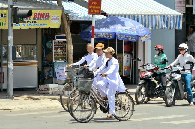 仕事の合間をぬってホーチミン市街の街歩きをしてみました。<br />街の喧噪はベトナムの力強さと若さを感じます。<br /><br />アオザイ姿の女性をさがしたのですが、町中で見かけるアオザイ姿の女性はほとんどが観光業関係者のようです。<br /><br />時々バイクに乗ったアオザイ姿の女性はヘルメットにマスク。<br />これにマフラーを着ければ「月光仮面」は何処へ行く？？？失礼しました。<br /><br />そして、一度は見てみたかった「メコン河」<br />ミトーは河口から130km 川幅が1.5kmも有ります。<br />そのメコン河でも、ベトナムの力強さと若さを感じます。<br /><br />帰国後　旅の荷を解く間も無く<br />翌日には宮古島に向かってGO！！<br />（こちらはプライベートの旅行です。）