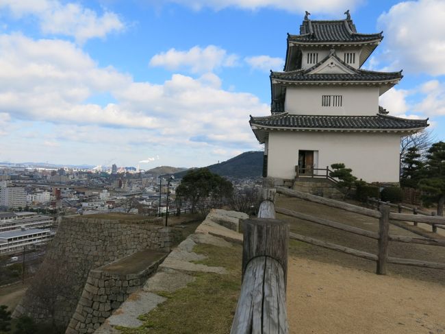 年末の四国旅行もいよいよ最終日。3日目は香川県の有名観光スポットを巡りつつ讃岐うどんも堪能しました。<br />ただし、食べ物の恨みは怖いというか・・・。<br /><br />◆本日の旅程<br />金刀比羅宮参り→丸亀城登城→高松（うどん）→高松（うどん）→栗林公園→高松空港（うどん）→帰路<br /><br />◆本日の感想<br />・金比羅さんは思ったよりもきつくない<br />・むしろ丸亀城のほうがきつかった？<br />・食事は相手の好みをきちんと確かめましょう<br /><br />