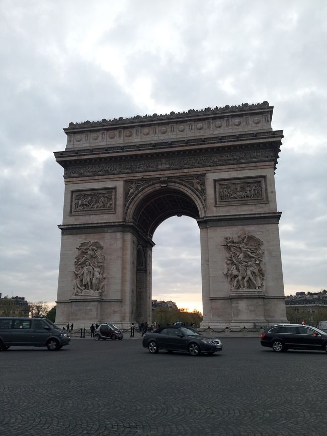 2013年のゴールデンウィークに５泊７日でフランスに行ってきました。フランスは約１０年ぶりなので楽しみです。<br />１日目：東京羽田→関空KIX→パリCDG（パリ泊）<br />２日目：パリ（パリ泊）<br />３日目：パリ→Dijon→Chagny（Pulgny-Montrachet泊）<br />４日目：Chagny→Beaune→Lyon（Lyon泊）<br />５日目：Lyon→Paris（パリ泊）<br />６日目：パリCDG→日本<br />７日目：関空KIX→大阪空港(伊丹)→東京羽田<br />