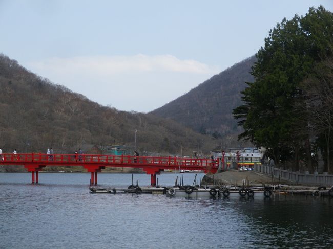 3日は赤城山の一等三角点がある地蔵岳に登山、小沼・鳥居峠を歩き、大沼湖畔にあるの老舗旅館「青木旅館」に宿泊、４日は、旅館からちょっと移動して、大沼湖畔黒檜山登山口から黒檜山へ登山、素晴らしい眺望を楽しんだ後、駒が岳へ登って、赤城山中心の大洞へ下りて、赤城神社まで歩いて参拝・散策をして今回の登山を終えました。<br /><br />2日間天候に恵まれました、赤城は深田百名山でもありますの多くの登山者で賑わっていました。