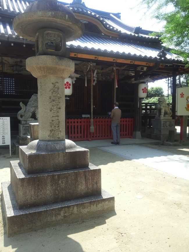 創立については、必ずしも明らかではありませんが、「佐太天神宮記」等によると菅原道真が太宰府左遷に際して、暫く舟をつないだ所とされ、その後、道真を慕って祠を建てたのが創建とされています。<br /> この地は、その昔、菅原道真の領地だったそうです。<br /> 道真が太宰府でなくなってから50年後の天暦年中(947~57年)に、里人がその徳を慕い、道真が残していった木像を御神体として祀ったのが、当社の創建とされている。<br />