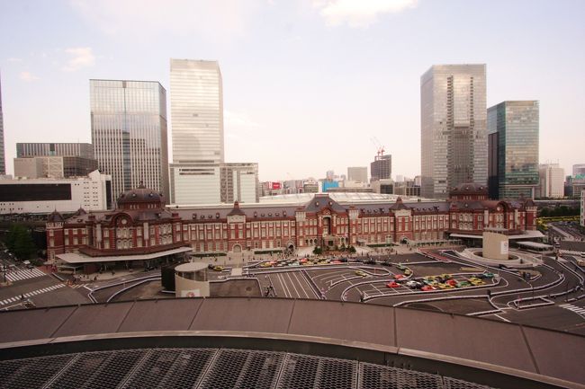 新丸ビル７階テラスより望む東京駅全景　2013.5.6　　16：55<br />Tokyo Station View from 7th floor terrace of Shin-Marunouchi Bldg.<br /><br />黄金週間最終日の5月6日（月）、S.スピルバーグ監督の映画「リンカーン」を池袋サンシャイン60通りのHUMAXで見たあと、先日視力低下で使えなくなったMF一眼レフCONTAX RXとツァイスレンズ4本を売って、そのお金で買ったキャノンの超広角レンズEF-S10-22mm(F3.5-4.5)(カタログ記載価格￥98000税別）の試し撮りに丸の内ヘ出かけました。<br />何度となく撮影したエリアで、今までの標準ズームレンズEF-S17-85<br />の視野限界を熟知しているため、超広角のトライには最適な場所です。<br />驚きの最も大きかったのは、新丸ビルからあの330mもある東京駅が視野に入ることです。<br />また周囲にたくさんできた超高層のビルが同じ画面に「写るんです」。<br /><br />超広角レンズの特徴である強調された遠近感（パースペクティブperspective）と広角歪み（ボリューム歪像）とにより、肉眼では見られない異次元の視界・空間像の発見があり、今まで体験したことのない「遊びの世界」が楽しめることが分かりました。<br /><br />そもそもこのレンズに興味を持ったのは、来週（5.13〜）出かける南仏への旅行で、ニース近郊の山の上の村エズhttp://ja.wikipedia.org/wiki/%E3%82%A8%E3%82%BAの断崖の上から眼下に見下ろす紺碧の地中海を撮りたい願望があったからです。<br /><br />この日の撮影は試し撮りが目的のため、詳しい説明文はありません。<br />本番の南仏の美しい風景がうまく撮れたら詳しい旅行記でご覧いただきますのでご期待ください。<br /><br />撮影CANON EOS40D<br />EF-S10-22(水平画角97°10′〜54°30′）35mm換算16-35.2mm<br />EF-S17-85（水平画角68°40′〜15°25′）35mm換算27.2-136mm<br /><br />&lt;訪問御礼&gt;<br />5月7日に投稿したところ、1日で100を超えるアクセスがあり驚いています。<br />普段見ることが出来ない視覚・視野の広さが新鮮に見られたのかもしれません。<br />写真の解説は超広域ではありませんが、できるだけ充実させたいと思います。<br /><br />&lt;a href=&quot;http://blog.with2.net/link.php?1581210&quot;&gt;人気ブログランキングへ&lt;/a&gt;<br />