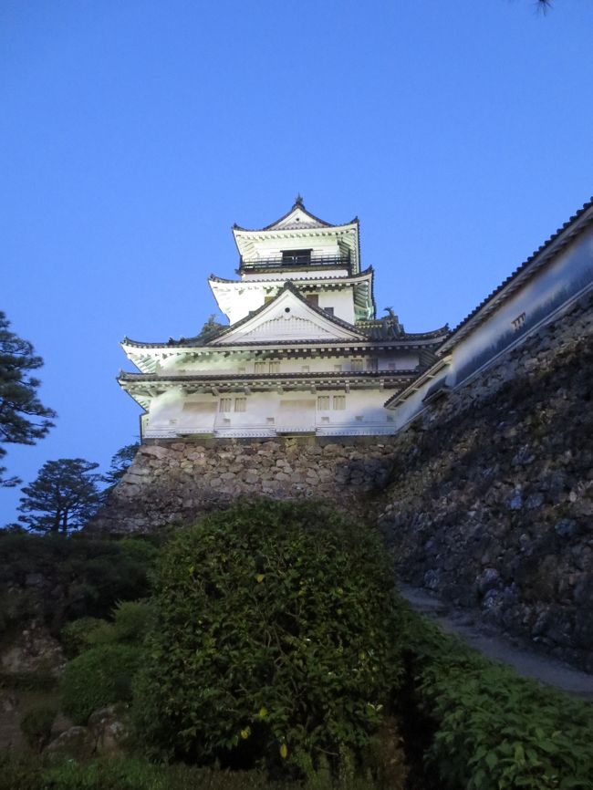 2013年のゴールデンウィークは四国の高知県へ。<br />岡山経由で高知市に入り、一日乗車券で市電とバスを乗り継ぎ、<br />高知市内各所をまわりました。<br />翌日はレンタカーを借りて、清流・仁淀川や高知市郊外へ。<br />もちろん、高知のおいしい食も充分に満喫してきましたよ。