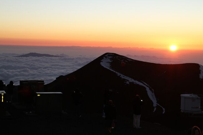 今回は初めてハワイ島を旅行に加えることにすると、娘もハワイ島だけ同行したいいうことで出発しました。しかしその三日後日本を、世界を激震することが起ころうとは思いませんでした。あの東日本大震災です。当日現地時間の8から9時ごろでしょうか、外食から帰って娘がPCをみていたところ、突然の報道に恐怖で鳥肌が立ち寒気におののきました。普段この時刻はまだ酒を飲む私ですが、この日ばかりは何か感ずるものがあり酒を少し控えていました。コナの町にサイレンが鳴り響きましたので、妻と娘に避難準備をするよう話をし、待機していると、10時ごろ案の定コンドの管理人が避難するよういわれました。あわててレンタカーに飛び乗り(飲酒運転でしたが、緊急避難ということで許してください)海岸の道路で警戒している警官の指示に従い高台をめざしましたが、初めてのBig Islandなかなか指定の場所への到達は困難でした。それでも、なんとか高台のスーパーに到着すると地元の人で満車状態でしたが、スーパーが開いてくれましたのでトイレや食事にはそれ程不自由せずにすみました。しかし結局レンタカーの中で翌日の昼近くまで避難することになりました。日本で被害に遭われた方はそれどころでないことは重々解かっていましたが、ハワイに来てなんでと正直おもいました・・・日本の我が家がどうなっているか心配でしたが、息子とのメールで被害はないとのことから、その後はほぼ日程通りの旅行ができました。観光地やレストランで出会う現地の人やメインランドの多くの人達に励ましの言葉をかけられるなど貴重な経験のたびでした。