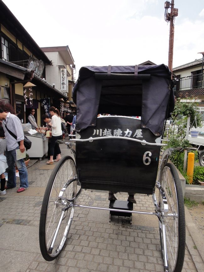 川越って何でこんなに駅が多いの？<br />東武線で新河岸を過ぎると次は川越、その次の駅は川越市、確か前に来たときは川越で降りたっけ。川越にいく乗客も何かざわついている感じ。「川越、川越市どっち」という声。<br />西武線には本川越という駅もある。<br /><br />川越で大勢降りたので、いっしょに下車。<br />連休最後の日とあって、けっこう人が出ていた。<br /><br />どこに行こうかと考えながら、いつのまにか人の行く方に自然に歩んでいた。ええと蔵造りの通りはこの先で、喜多院は東の方だったかな。<br /><br />西雲寺から熊野神社を経て、大正浪漫夢通りを過ぎるころに、つれがおなかがすいたというので、鰻屋に入り昼食。川越は鰻屋が多い。<br /><br />おなかが満たされたところで、蔵造りの通りに行く。この辺りが一番川越らしいところ。亀屋をのぞき、時の鐘や菓子屋横町を見学。紫いものソフトクリームを食べた。ほんのりとサツマイモの甘い味がする。<br /><br />その後は少し歩いて川越城本丸御殿へ行く。向かいにある三芳野天神もよかった。見当をつけて喜多院へたどり着き、見学。もう４時半だ。寺の建物は４時５０分まで、五百羅漢は５時までとのこと。３０分でも結構あせらず見られた。これでほぼ川越は制覇したというところか。<br /><br />帰路、西へと川越駅を目指して歩いていると空模様が怪しくなり、雨が降り出した。カッパをリュックから取り出して着ようとすると、いっしょに行った娘が無防備状態なのに気づく。カッパを着せてあげる。こちらは帽子をかぶっているから何とかなるか。<br /><br />ちょっと疲れて雨も降ってることだし、西武線の本川越駅が近いので、それに乗り帰路につく。<br /><br />