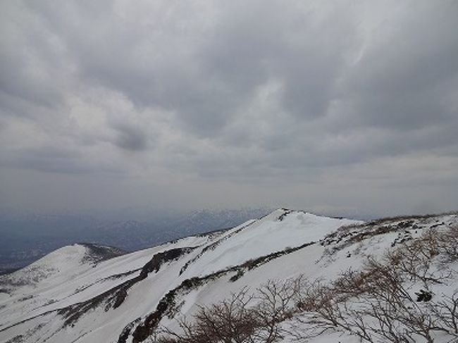 趣味の一つ、ハイキングに出かけます。<br />残雪が残る栗駒山・・・それってハイキング？<br />　　　<br /><br />小原温泉でゆったり？します。<br /><br />