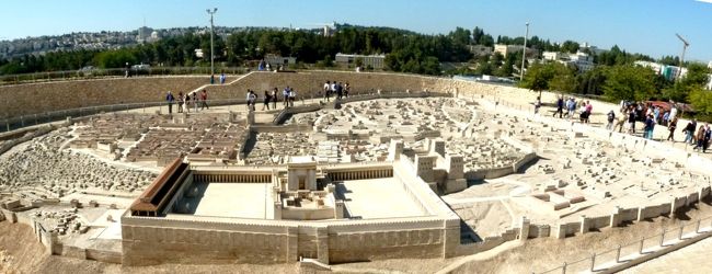 イスラエル博物館のもう一つの目玉は実に精巧で見事な、エルサレム第２神殿の50分の1の大模型を、上部からも一周しても見ることが出来ることだ。<br /><br />エルサレム第２神殿はバビロン捕囚から帰還した際のユダヤ人の指導者の地位にあったダビデ子孫ゼルッベルが、ソロモンが建てた第1神殿跡に16年掛け、紀元前515年?に完成したのがその始まりと云われる。<br /><br />紀元前1世紀ヘデロ王がゼルッベルが建てたム第２神殿を、大改造したのがエルサレム博物館模型の第２神殿で、改造開始後46年目イエスが訪れた当時、神殿の改造はまだ完了したいなかった。<br /><br />別名ヘデロ神殿。<br /><br />イエスが最後に神殿を訪れた僅か40年後、ユダヤ人が起こしたローマへの反乱を切っ掛けに、第２神殿を始めイスラエルの町はローマ軍に破壊されてしまう。<br /><br />信夫さんは我々をエルサレム観光のしょっぱなにこの模型を見せてくれたが、これからエルサレムを観光なさる方にはこの観光手順を是非お勧めしたい。<br /><br />なお、下記でイスラエル博物館の第２神殿模型のバーチャル映像を見ることが出来ますので、関心ある方はご覧ください。<br />http://www.imj.org.il/panavision/model_pre_3eng.html<br />