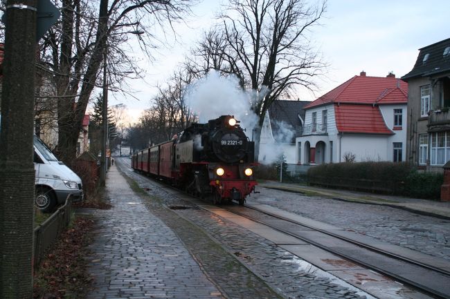 　トラムというと思い当たるのは電車である。有るとき本屋で何となくドイツの写真を見たら一般道路それもさして広くない道路を蒸気機関車が客車を牽いており、路傍ではおっさん達がのんびりコーヒーらしきものを飲んでいる写真を見てものすごい衝撃を受けた。何じゃこれはと思ったと同時に、そのうちに実物を見に行ってみようと思い立った。<br /><br />　その後いろいろ調べるとバードドーベランと言うところにあるようで、そこへ行くにはどうしたら良いかいろいろ調べた後に時間を作りやっとの事で訪ね訪ねて到達した。<br /><br />　しかし、訪ねていったときは冬の時期で殆ど道路脇には店など開いておらず、最初見た写真とは雰囲気が全く違っていたが、兎に角ありきたりの道路を蒸気機関車が走っているわけである。最初写真を見たときの印象とは全く違っていたが兎に角、現地に行ってみようという目的は達成できたわけである。<br /><br />　その時はそのトラムに乗ることはできなかったが、次の機会で暖かい時期にもう一度訪れて今度は終点まで乗って往復してきた。<br />