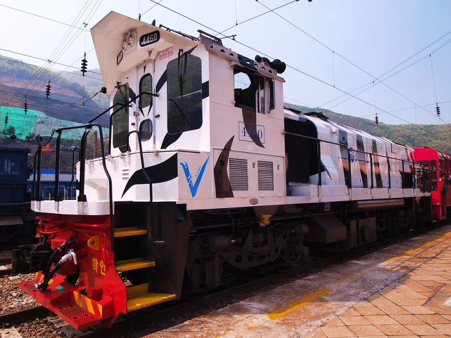 2013年4月、韓国鉄道公社（ＫＯＲＡＩＬ）から新しい観光列車の運行がスタートした。<br />循環をイメージする「Ｏ」から名づけたＯ−ｔｒａｉｎ（循環列車）<br />そしてＶａｌｌｅｙ（峡谷）の「Ｖ」をとったＶ−ｔｒａｉｎ（峡谷列車）である。<br />パンフレットによると、<br />循環列車のＯ−ｔｒａｉｎはリスをイメージした愛らしいデザイン。<br />峡谷列車のＶ−ｔｒａｉｎは白虎をイメージした勇ましいデザインだ。<br />Ｏ−ｔｒａｉｎ＆Ｖ−ｔｒａｉｎ<br />中部内陸観光列車は、なにやら楽しそうだ。<br />早速５月に乗ってみた。<br />