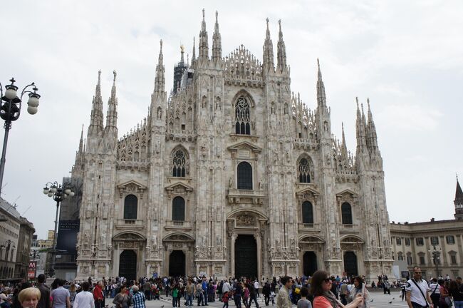 フィレンツェ3日目は5月1日のメーデー。<br />イタリアではメーデーは観光客相手のお店以外は美術館等も含めて休みになることが多いと聞いていたので、旅立つ前から5月1日はどうやって過ごそうか?と悩んでいました。<br /><br />天気予報によるとこの日のフィレンツェの天気は晴れ、気温29度。<br />この暑さでフィレンツェの町を徒歩観光するなんてどうかしてる!<br />ミケランジェロ広場やドゥオモに登って石畳の町を練り歩いたら絶対に熱中症になっちゃう!!!<br /><br />ということで、どこか日帰りで行けるコンパクトな町、地下鉄やバスで回れる町に避暑に行ってしまおうということになりました。<br />フィレンツェからの日帰りの旅先として候補に上がったのは「ルッカ」「アッシジ」「ピサ」「ミラノ」の4都市。<br />ルッカやアッシジはトスカーナの町なのでシエナと似通っているかも?<br />ピサは斜塔しかなさそう?<br /><br />じゃ、思い切ってミラノに行ってしまおう!<br />ということになりました。北上するし、涼しそうじゃない?<br />これこそ個人旅行の良い所。<br />その日の気分で旅先だって変えられちゃいます。<br /><br />ミラノへはおよそ300km北上の1時間45分の旅。<br />これまた往復で100ユーロ(当日券なので正規料金)、最高時速300kmのFrecciarossaでお出かけです。<br />東京〜名古屋往復が13000円だからやっぱり新幹線より安い!<br /><br />ミラノ中央駅は「ヨーロッパ」らしい駅でした。<br />ドーム状の屋根と石造りの駅舎。<br />私が今まで見た欧州の駅の中でも確実に上位に入るインパクトでした。(私の中での不動の一位はプラハ駅)<br /><br />ただ、駅を出てビックリ。<br />なんか今までとは明らかに雰囲気が違う・・・<br />観光客を相手に何とか気を引こうとする物売りとはまた違う、何もしていない出稼ぎの人達がただただ駅前の植え込みに座っている。<br />地下鉄に乗ろうと駅に入ると自動券売機一台一台にジプシー(本当はこの表現は正しくないのですが・・・)が「親切詐欺」とも言われる形で張り付いている・・・<br />旅行者の切符購入を手伝うようで、何かしらをせびろうとしている人達です。<br /><br />さて、そんな人達にはビタ1セントもやる気がないキリスト教の施しの精神が一切ない無慈悲な私。<br />すかさず誰もいない券売機を探して目指します。<br />そんな私を見つけてどこからとも無く現れるジプシー。<br /><br />ジプシーが来たらあからさまに嫌がる素振りをして別の券売機に移る私。<br />その後ろを付いてくる伯父と伯母。<br />そして懲りずに「English?」と横に張り付いてくるジプシー。<br /><br />こりゃダメだ。時間の無駄だ。<br /><br />伯父と伯母に「私が切符を買うから、この人がへんなことしないように良く見てガードしてて。荷物に気をつけてね!」とお願いしていざ買おうとするとタッチパネルに触ろうとしてくるジプシー。<br />そんな手を跳ね除けビシバシ画面を進めていきます。<br />だってね、多言語に対応している優秀な券売機さんなんですもの。<br />誰の助けも要らないわ♪<br /><br />Adultの人数をプラスボタンで「3」にして、いざコインを投入しようとすると投入口がない。。。<br /><br />ジプシー「のー こいん」<br /><br />チッ!こいつに教えられちまった!!負けるな私!<br />まさか今のでチップ要求しないよね!?<br />いや、教えられてない!<br />私の方が先に気付いたし大丈夫!!!<br /><br />あって良かった5ユーロ札。<br /><br />お札を入れようとしたら・・・・<br />このジプシー、「こいつに張り付いててもムダだ」と気づいたのか、タッチパネルのAdultの所のマイナスボタンを押して「2」にして去って行きやがりましてねぇ。<br /><br />5ユーロ札は吸い込まれ、出てきたのは切符2枚とお釣りのコイン。。。<br /><br />コインは使えない券売機だっつーの!<br />ちっきしょおぉぉぉぉぉぉぉ(怒)<br /><br />あらヤダっ!<br />あまりの怒りでLADYである事を忘れちゃった、アタシ。<br /><br />気を取り直して・・・<br />隣のコインが使える券売機で一人分追加購入。<br /><br />切符が3枚揃って後ろを振り返ると、心配そうに見つめる伯父と伯母。<br />ジプシーに絡まれてた私を心配してたのではなく、もしかしたら怒りに満ち満ちてブツブツ文句を言いながらタッチパネルをバチバチ叩いていた私を心配してたのかもしれない、、、と旅が終わってから気づいた私。。。<br /><br />反省。<br /><br />ジプシーはああやってコソっとパネルをタッチして、「あれっ?あれっ??」ってなってるうちに何かを掠め取っていくか、教えてあげてチップをせびってくるのでしょうか?<br />もしまた来たらブチ切れて絶対撃退してやる!(反省ゼロ)<br /><br />地下鉄は乗ってしまえばそれほど怖い雰囲気も無く、無事にドゥオモ駅に到着。<br />駅の出口はなんとなーく人の流れる方へ。<br />出るとすぐにドゥオモがある!とガイドブックには書かれていました。<br /><br />そして出口を出ると・・・・・<br /><br />出たなっ!ミサンガ詐欺めっ!!!!!<br />肝心のドゥオモが見えないっツーの!<br /><br />せっかくの感動の瞬間を眉間の皺で迎えてしまいました。<br />あぁ、反省。<br /><br />でもドゥオモ、すごいです。<br />意外と大きい。<br />そして尖塔の数がハンパない。<br />同じ国なのに、同じキリスト教なのに、どうしてこうも大聖堂が色んな形になってしまうのか、そして装飾がそれぞれ違うのかが不思議です。<br />イタリア人って自由すぎ。<br /><br />ドゥオモを見ながらのランチの後、ガレリア散策、スカラ座見学の後はミラノ駅のCARPISAで一目惚れしたバッグを買ってフィレンツェへ。<br /><br />帰りのミラノ中央駅のTrenitaliaの券売機にはいないだろう〜と思ったらどこからとも無く男性が現れ「English?」と聞きながらパネルをタッチしようとしたので無言でその手をガード。<br /><br />指先がクニュッって折れ曲がってました。<br />完全に突き指状態。<br />私は一言も喋らずパネルを見つめたままだったんだけど、「お、OK・・・」と弱々しく去っていきました。<br /><br />ヤダっ!アタシったら!?<br />またLADYじゃなくなってた!?<br /><br />フィレンツェでは駅で伯父と伯母と別れて一人でフラフラお買物。<br />ここでまた露店の革バッグ屋で「あっちの店はもっと安かったよ」と嘘をつきまくって値下げさせてお気に入りのバッグを手に入れました。<br /><br />もしかして、私がやってることもジプシーやミサンガ詐欺の事言えない!?!?