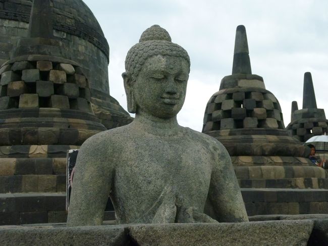 インドネシア最大の世界遺産ボロブドゥールは、バリ島のお隣の島、ジャワ島の中部に位置する仏教の寺院遺跡群です。バリ島の神秘的な雰囲気を感じるにはやっぱり寺院観光です。