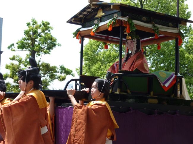 京都三大祭りのトップバッター、葵祭り。<br /><br />今年も行って参りました！　それにしても季節外れの暑さには<br /><br />参りました。<br /><br />京都御所を出た付近の沿道でまじかで観れました。<br /><br />京ごよみは、今月から6ヶ月先の京都で開催されているイベント情報を発信しています！<br />http://www.kyokanko.or.jp/kyogoyomi/<br /><br />京都ナビ　http://www.kyoto-navi.com/<br /><br />京都のバリアフリー観光・旅行　http://www.facebook.com/wonderfulcare<br /><br />京都府の体験プログラム<br />http://tabihatsu.jp/kyoto/<br /><br />