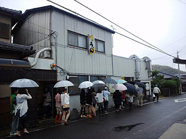 第1回さぬきうどんわーるどツアーの第一店目は、さぬきうどん店の中でも、超超有名店の「山越うどん」<br /><br />うどん添乗員SATO氏と「うどん店巡りしたいね」と話ししていたのが<br />ようやく実現した「さぬきうどんわーるどツアー」の初っ端はこの店しか無いだろうという事で決まった。<br /><br />大阪を8時に出発して、瀬戸大橋まわりで店に着いたのは丁度12時。<br />高速道路一律1000円の政策終了一週間前という事もあってか、<br />小雨降る中と言うのに長蛇の列。<br />小1時間並んでようやくうどんにありついた。<br /><br />今ではポピュラーになった「釜たま」はこの店が発祥とされている。<br />世間では、ただ茹で上がったうどんに生卵を絡めたものと思われているようだが、<br />鉢にまずとき卵を入れてその上に熱いうどんを乗せるのが正式な「釜たま」<br /><br />店に入ってまず注文、9割がたは「釜たま」かな、他に「釜たま山かけ」や「かけ」などもある。<br />程なくうどんを貰い、天婦羅達をチョイスして精算。<br />あとは店の庭(？)にある椅子や床机に腰掛けて食す！<br />小雨の中、小1時間待った事も忘れる位の幸福感が口の中から広がって来る。<br />あっという間にうどんを平らげる。<br />もう一杯食べたいが、まだ3軒回る予定なので、再来胸に期して店を後にする。<br />