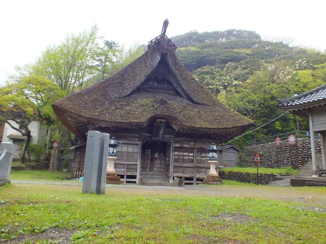 　何回か訪れ美味しい蟹を沢山食べ其の味を求めて能生へ行ってきました。ついでと言っては叱られますが近くの能生白山神社、民俗資料館、月不見の池に寄り歴史の有る建造物と懐かしい資料、自然にも出会い小雨の中でも楽しいひと時を過す事ができました。