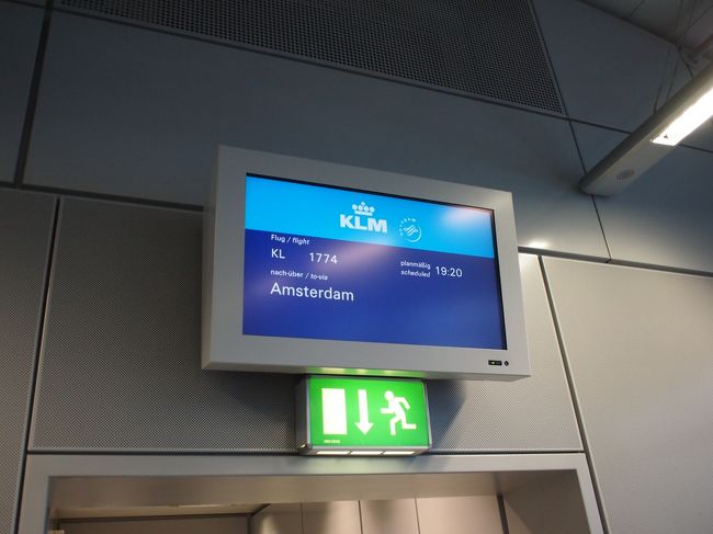 今年のＧＷはベネルクス３国へ行って来ました。<br />ＪＡＬでチケットを購入したのですが、<br />ＫＬＭとＢＡを初めて乗ることになりました。<br />乗り継ぎも緊張したけれど、まったく問題なし。<br />機内＆空港内だけを綴ってみます。<br /><br />１日目：成田→フランクフルト→アムステルダム<br />２日目：キンデルダイク・アムステルダム<br />３日目：キューケンホフ公園→ブリュッセルに移動<br />４日目：ブルージュ観光<br />５日目：リエージュ観光<br />６日目：アントワープ観光<br />７日目：ルクセンブルク観光<br />８日目：ブリュッセル観光<br />９日目：ブリュッセル→ロンドン→<br />10日目：羽田、帰国