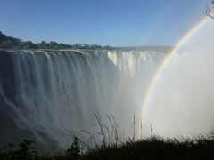 虹と水しぶきの舞うヴィクトリアフォールズ(アフリカ南部デビューの旅)