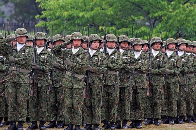 雨の中、陸上自衛隊大津駐屯地祭に行ってきました。当日はJR大津から無料のシャトルバスが出ます。周辺は駐車場がないので、車はおく場所を考えていきましょう。<br />当日の様子、<br />大津駐屯地　訓練展示　http://youtu.be/AxWdCvh3NVA　<br />自衛隊体操　2013 <br />http://youtu.be/zqJX0qgUYlQ<br />陸上自衛隊　大津駐屯地　観閲行進　2013<br />http://youtu.be/ie9_peoDA_k<br />ここは新入隊員の訓練も行っているので初々しい隊員の行動が目に付きます。雨の中でも頑張っている女性隊員にはほとほと感動いたしました。<br />大津駐屯地（おおつちゅうとんち、JGSDF Camp Otsu）は、滋賀県大津市際川1-1-1に所在する陸上自衛隊の駐屯地である。旧海軍大津航空隊跡地に設置されており、一部遺構が残っている。<br /><br />