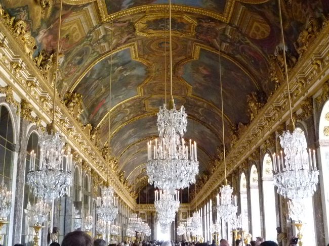 ルックJTBの「モンサンミッシェル地区に泊まりたい!パリから世界遺産を訪ねて7」でのフランス旅行記です。<br />昨年に続いてゴールデンウィーク(GW)に行ってきました。<br />福岡空港発着で大韓航空利用です。<br /><br />日程<br />4日目<br /> 9:00 ホテル出発→フォンテーヌブロー観光→ベルサイユ宮殿観光(昼食)→パリへ移動→エッフェル塔→オペラ座にて解散(自由行動)