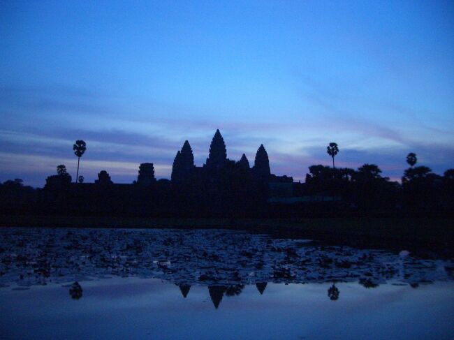 ２０１０年の正月に旅行したカンボジア・アンコール遺跡群を訪問した際のダイジェスト旅行記です。乾季のベスト・シーズンでしたので快晴に恵まれました。大みそかにはホテルでのガラディナーもあって海外で年越しもいいものだと感じました。思っていたより様々な遺跡があり、遺跡観光とマッサージ三昧の毎日でした。写真は夜明けのアンコールワットです。