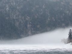 然別湖はまだ氷が張っていた。霧が幻想的で静かな湖。