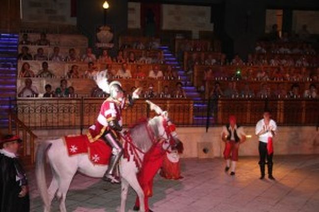 マルタ騎士団ディナーショー！<br /> <br />先史時代から現代までのマルタの歴史を目の前で見ることのできるのが、マルタ騎士団ディナーショー(Nights Extravaganza Folklore Dinner Show)です。<br /> <br />馬にまたがった騎士たちとオスマントルコの戦いは迫力満点です！また中世の甲冑や民族衣装など、華麗なコスチュームに身を包んだダンサーたちの踊りも見ごたえがあります。ファイヤーパフォーマンス、ロマンス、決闘、コメディーなどなど、飽きることのない展開で目が離せません！<br /> 老若男女問わずに楽しめるショーなので、家族での参加もおすすめです。ディナーショーなので3コースの食事(前菜、メイン、デザート)とワインやソフトドリンクも含まれております。また、ホテルからの送迎も付いているので安心です！<br />