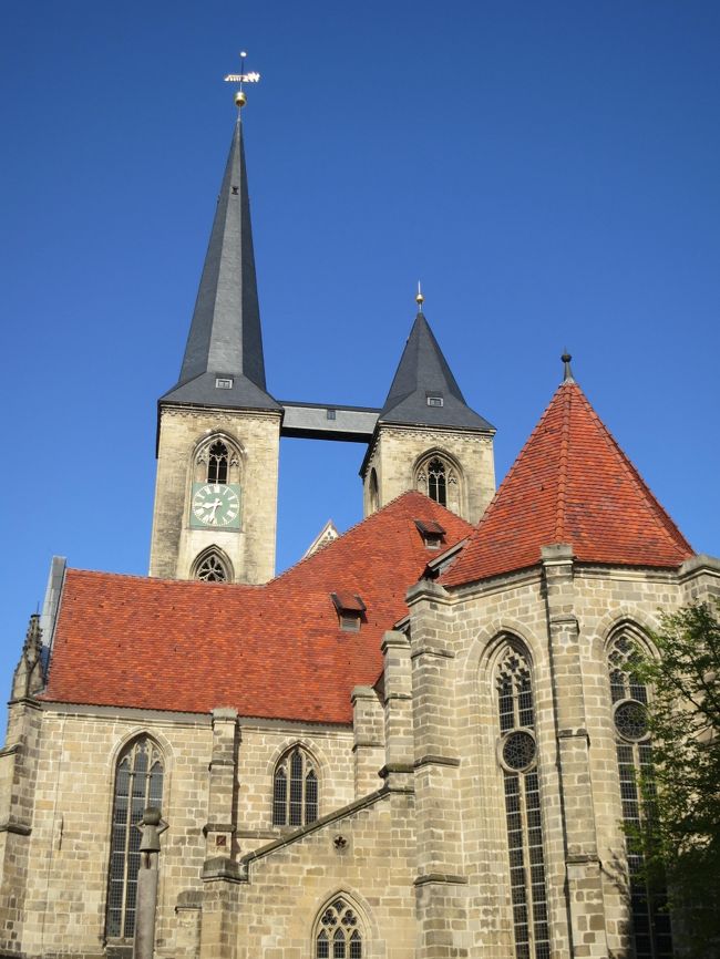 2013年5月4日(土)Halberstadt ハルバールシュタットへ足を運んでみました。<br />Quedlinburg クヴェードリンブルクという街に行きたくて、<br />路線を調べてみたら Halberstadt も<br />素敵な街だと気づき行ってみました♪<br /><br />Hannoverから列車でGoslarで乗り換えあり、2時間ぐらいで行くことが出来ます。<br /><br />Halberstadtの大聖堂と教会はとても美しかったです。<br />到着したのが8時前だったので中に入ることはできませんでしたが、<br />外観を楽しむ事が出来ました。<br /><br />Halberstadt駅から大聖堂までは少し距離があるので、<br />タクシーで移動しました。8ユーロぐらいでした。<br /><br />私なりにHalberstadtをご紹介できればと思います。<br /><br />Halberstadtはザクセン・アンハルト州の都市です。<br />1949〜90年は旧東ドイツに属していたようです。
