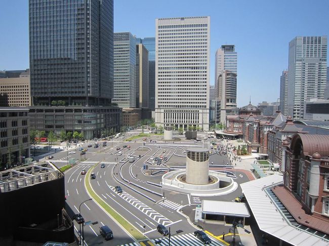 写真は「丸の内KITTE」から見た東京駅前。<br />丸の内で数年前に作ったメガネの直しのため、出向きました。ぶらぶら歩きにはもってこいのいい天気の日、新しくできた「KITTE」に入ってみました。旧中央郵便局を再生、新築したJPタワーの地下1階から6階までのフロアーが「KITTE」です。日本郵便初の商業施設で98店舗が入っているそうです。<br /><br />開業が3月21日で、もう2ヶ月経つので、それほど混んではいないだろうと思っていたら、予想外ににぎわっていました。<br />1階入り口を入ると広い吹き抜けの空間で、店もおしゃれな感じ。デザインは隈研吾氏。「Feel Japan」がテーマで、日本各地の物品を扱うショップが多く、ナチュラルでスタイリッシュな品々が並んでいました。<br /><br />まず、屋上へ。6階の屋上庭園からは、目の前に復元された東京駅の建物と発着する電車が見えます。天気もよくて、ここの眺めはよかったですよ。<br />地下1階と5,6階はレストランフロアーですが、昼時、どの店も混んで行列。地下へ降りて、すぐ入れそうな比内地鶏の店へ入りました。<br /><br />2階、3階には日本郵便と東京大学総合研究博物館が協働で運営している「インターメディアテク」が入っており、無料で見学できます。ここは新しいのに、アンティックな雰囲気があり、おもしろかったです。<br /><br />そして4日後、メガネを受け取りがてら、友人とまた丸の内へ。今度は一号館広場にも行きました。こちらのガーデンは広い敷地ではありませんが、緑が深くて、私の気に入りの場所です。