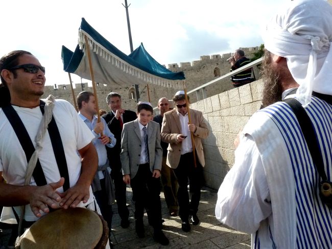 第１部イスラエル周遊旅情第２章エルサレム探訪39三宗教の聖地その２神殿の丘の入場口糞門でのユダヤの成人式バルミツバの群衆