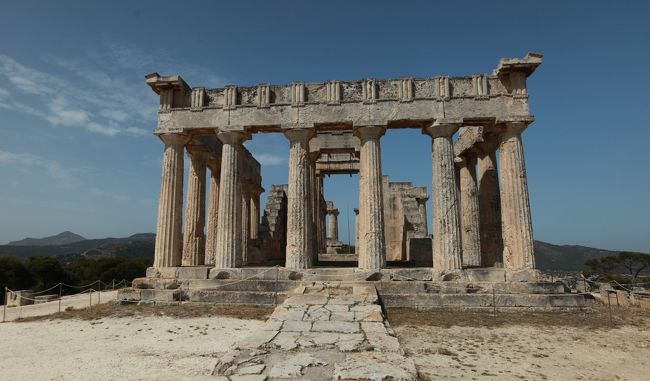 アテネの外港ピレウスに１泊、高速船でエギナ島のアフェアー神殿を訪ねました。パルテノン神殿より５０年前、アルカイック後期に作られました。古くから東地中海一帯の交易の中心地、ギリシャのポリスで初めて貨幣を作るほどアテネに先行し栄えました。<br /><br /><br /><br />＊＊＊＊＊＊＊＊＊＊＊＊＊＊＊＊＊＊＊＊<br />主な日程<br />仙台発着、成田からオーストリー航空便ウイーン経由ラルナカイン、アテネアウトのＡＮＡ扱いＣクラス特典航空券が取れました。ＡＮＡ便はなかなか空きがありません。<br />　　９０，０００マイル<br />　　燃油税金７０，１５０円<br /><br />２０１３年２月仙台発着ＡＮＡパリ旅作（Cクラス航空券＋パリ２泊）＋キプロス（ラルナカ１泊、リマソル２泊、ニコシア３泊、アテネ１泊）の時に漏れたパフォス、まだ行っていないギリシャ第２の都市テッサロニキへ。<br /><br /><br />***<br />【2013年5月11日（土）】<br />　ＮＨ3232仙台発8.00→ＮＲＴ着8.55<br />　ＯＳ052ＮＲＴ発11.15→ウイーン着16.00<br />　ＯＳ835ウイーン発20.35→ラルナカ着00.40　<br />　　（フランジョルジョホテル二人１泊朝食なしWiFi無料5,027円）<br />　「ラルナカは、キティオン、ラザロ教会だけではない、紫の花が咲くリゾート！http://4travel.jp/traveler/100912/album/10778051/」<br />　<br />***<br />【5月12日（日）】<br />ラルナカ→（バス）→パフォス<br />　（アマサス　ビーチホテル　パフォス３泊朝食付きWiFi無料767EUR）<br />　　13日パフォスのモザイク、王族の墓へ<br />　　14日アフロディテ神殿　ぺトラ・トゥ・ロミウ海岸へ　<br /><br />[パフォス3泊街歩き、カトパフォスのアプロディテ神殿都市（モザイク）、紀元前１２世紀のアフロディテ神殿跡、アフロディテ生誕の地を訪ねるhttp://4travel.jp/traveler/100912/album/10781938/]<br /><br />***<br />【5月15日(水)】<br />　パフォスアマサスビーチホテルからラルナカ空港までミニバス<br />　（一人２２EUR　リマソル乗り換え休憩１５分）<br />Ａ3 907ラルナカ発18.05→アテネATH着19.45 ANApp130　<br />Ａ3 128ATH発21.30→テッサロニキ着22.25 ANApp289<br />　　　　　　　以上２便二人で２６５．５４ＥＵＲ <br />（メディテラニアンパレスホテル二人朝食つきWiFi無料3泊37,023円 ）<br /><br />***<br />　　　16日　テッサロニキ街歩き<br /><br />***<br />　　　17日　鉄道でべりア、タクシーでヴェルギナへ<br /><br />　「テッサロニキ３泊し街歩き（ローマンアゴラ、凱旋門、城壁、博物館）。べリア経由ヴェルギナのアレクサンダー大王の父の墳墓を訪ねる<br />http://4travel.jp/traveler/100912/album/10777844/」　<br /><br />***<br />【5月18日(土)】<br />Ａ3 541テッサロニキ発17.00→ATH着17.50 ANApp93<br />　　　　　　　　　　二人で１３２．００ＥＵＲ<br />　(ピレウスセオクセニアホテル二人朝食つきWiFi無料１泊11,563円）<br /><br />***　<br />★【5月19日(日)】<br />エギナ島へ高速船でピレウスから日帰り。パルテノン神殿より５０年前に作られたアフェア神殿を訪ねる。<br />「http://4travel.jp/traveler/100912/album/10777637/」<br />（アテネエアポートソフィテルホテル二人朝食なしWiFi無料１泊19,383円）　<br /><br />***<br />【5月20日（月）】<br />A3 880 ATH発08.50→ウイーン着10.10<br />　　ＯＳ051ウイーン発13.30→NRT着07.40<br /><br />***<br />【5月21日（火）】<br />　NH3231 NRT発10.00→仙台着11.05<br /><br /><br /><br />