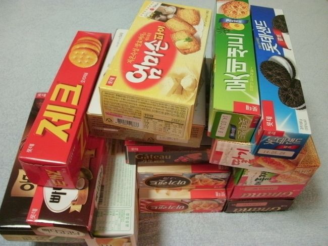 スーパーでロッテのお菓子をいろいろと買ってみた。<br />Wikipediaによると、韓国のロッテグループの持ち株会社はロッテホテルで、その持ち株会社は日本のロッテホールディングだそうだ。<br />もともと日本で創業した会社であり、馴染みも深い。<br />韓国のパッケージ菓子の中で、ロッテ製品は比較的品質の良い方である。<br />今回、目についたパッケージ製品を片端から買ってみた。<br />韓国のお菓子は、基本的に個別包装されている。買ってきて、皆に配るためかな？お土産としては最適。バラして、組み合わせてあげることもできるから。<br />箱の封を切ったら、食べきらないといけないということがない。だから、たくさん買っても、いろんなのを、あれこれ食べることができる。